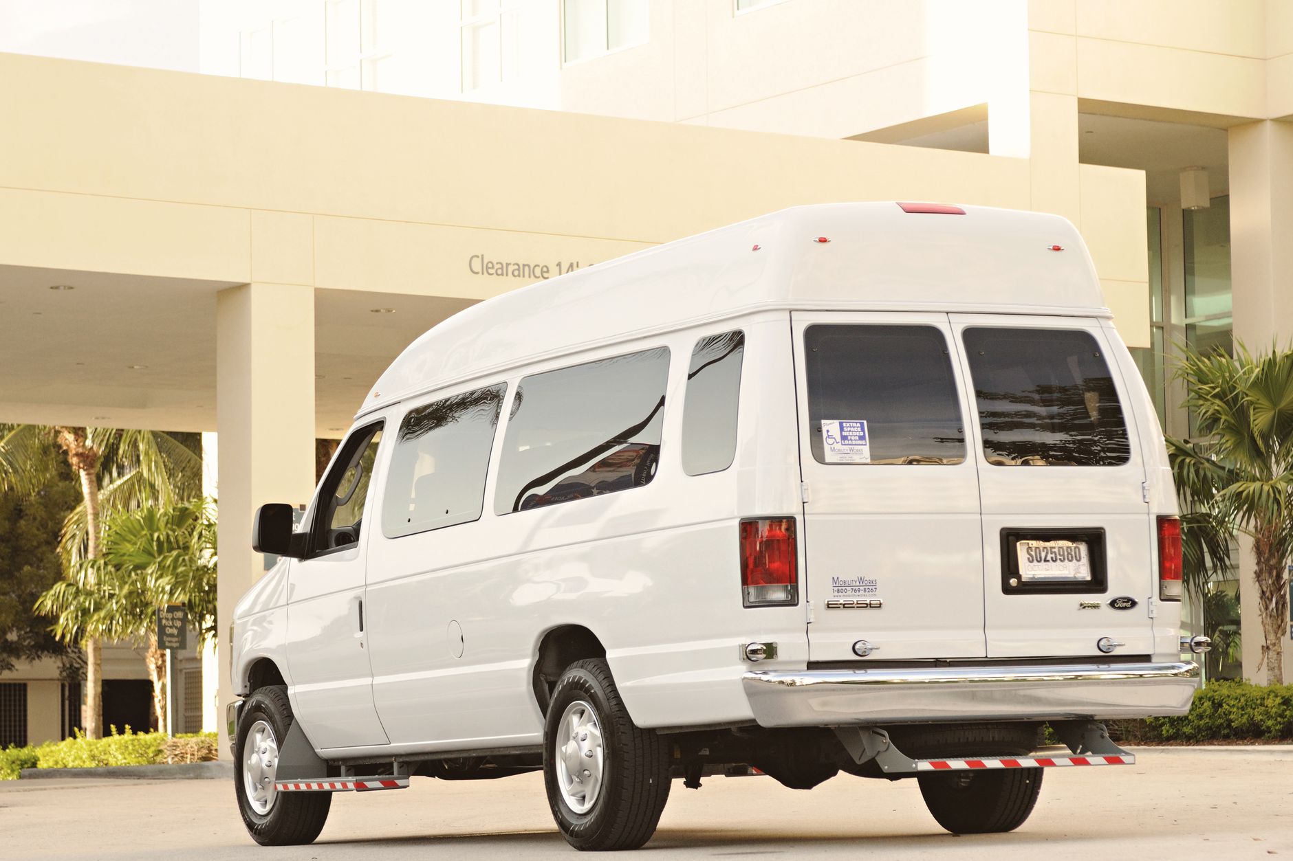 Où chercher des annonces Ford Transit occasion pas cher : panorama des plateformes et leurs spécificités — fourgon Ford Transit d'occasion garé