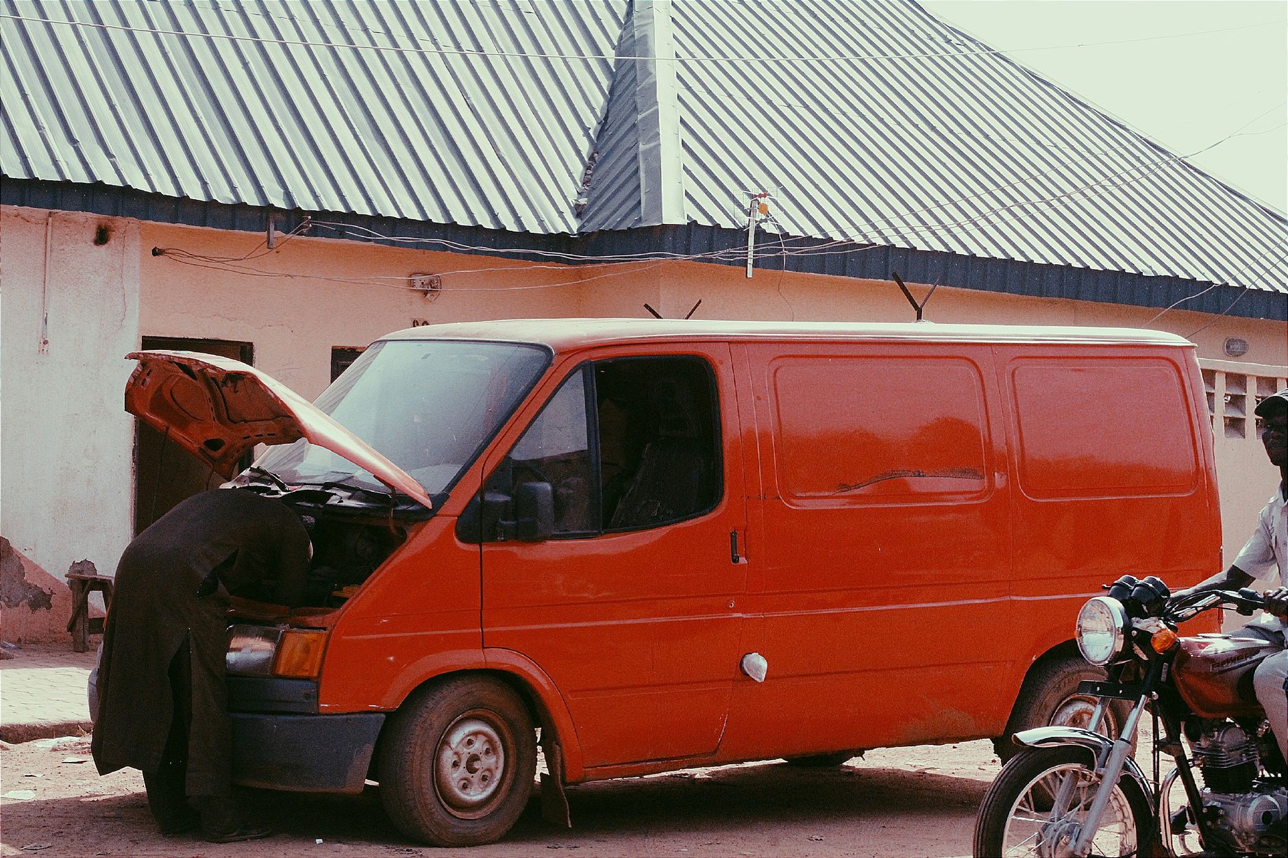 Ford Transit occasion où trouver — fourgon Ford Transit d'occasion garé