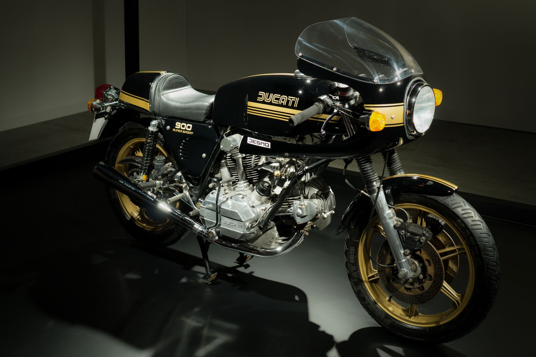 Panorama des grandes marques de motos italiennes : classiques et modernes — motos italiennes design classique moderne