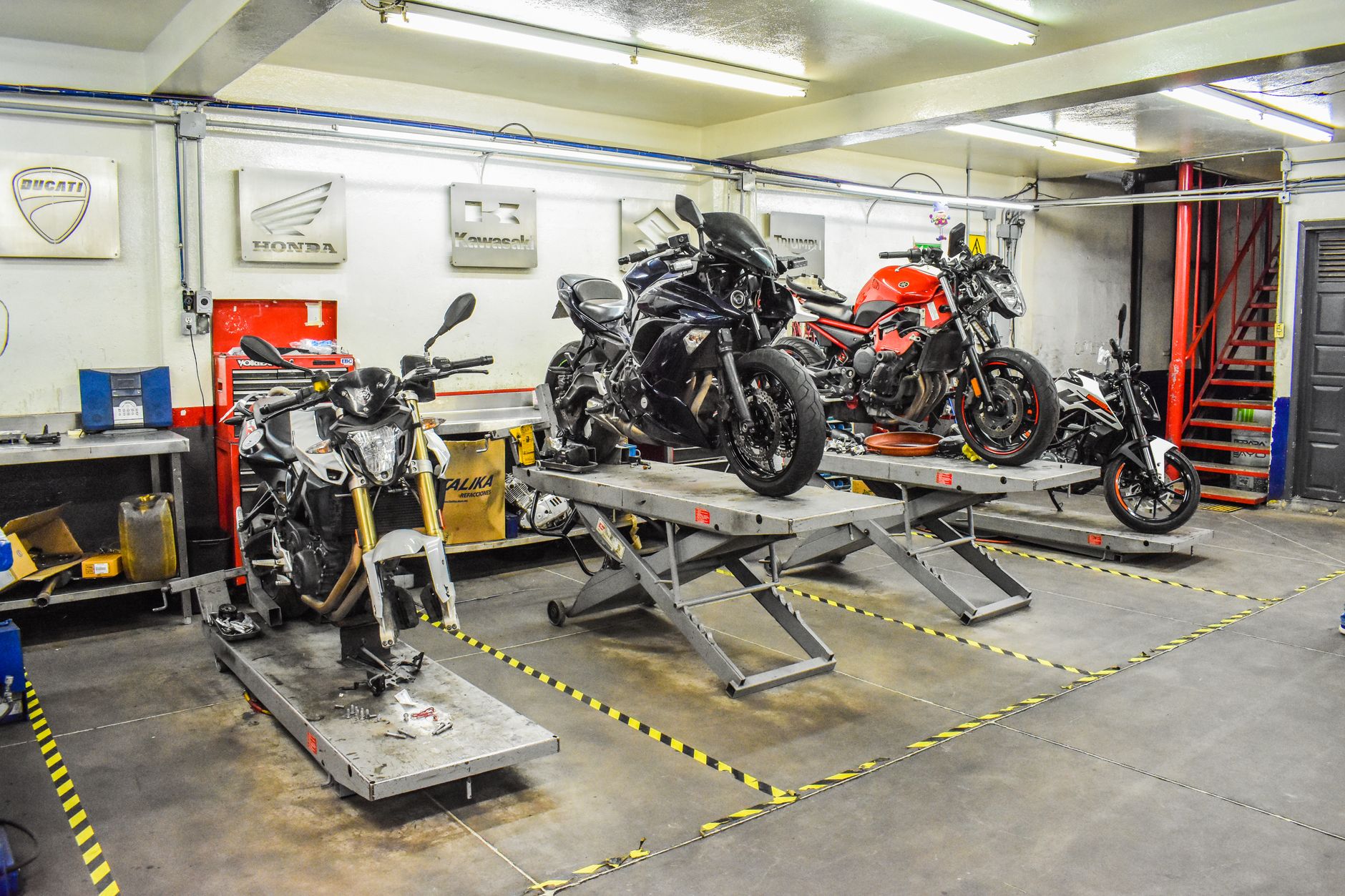 Trouver un réparateur moto près — outils de réparation moto dans un atelier